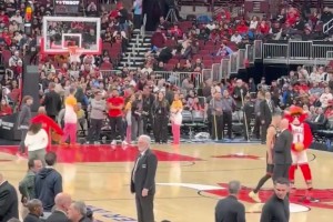 公牛主场漏水比赛延迟 公牛吉祥物和希罗比拼中圈反手投篮🤣