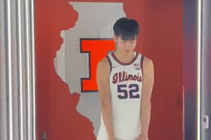 设施很豪华啊！张博源访问伊利诺伊大学，参观更衣室&训练馆设施