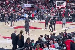 历史级罕见延迟！因球场地板冒水 9点开打比赛11点还在擦地板