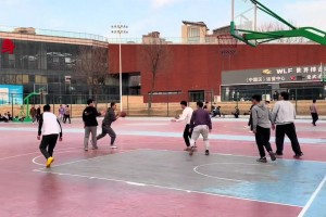 吧友裁判来点评下：野球场这球上篮跑步了吗？😂